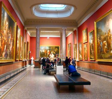 Vue de la galerie des colonnes avec des visiteurs.