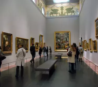 Du public déambule dans une salle du musée.