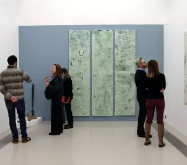 dans une salle du musée, plusieurs spectateurs regardent des œuvres abstraites de grand format.