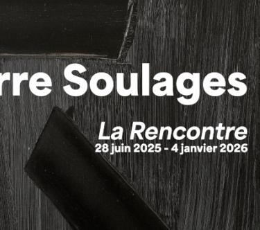 Détail d'une œuvre de Pierre Soulages, des marques noires faites avec différents outils, qui captent la lumière différemment. En surimpression en blanc, le titre et les dates de l'exposition.