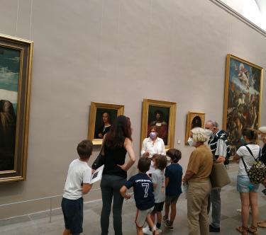 famille en visite au musée